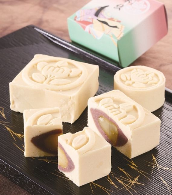 しぐれ餡で栗入りの餡を包んだ上品な味のお菓子です。3個入1300円（税込）