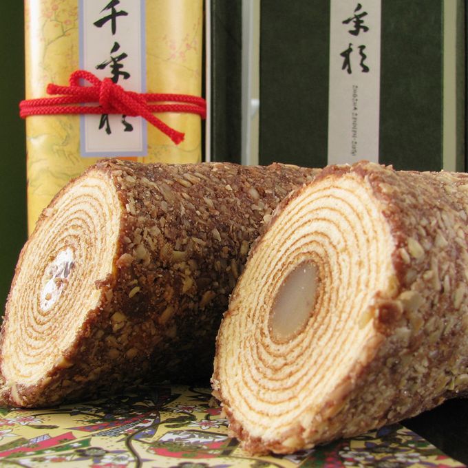 多くの著名人御用達のバウムクーヘン。天台宗の別格本山「円教寺」境内にある千年杉に見立てた定番スイーツです。（小倉・柚子）1本入り1296円　2本入り2592円