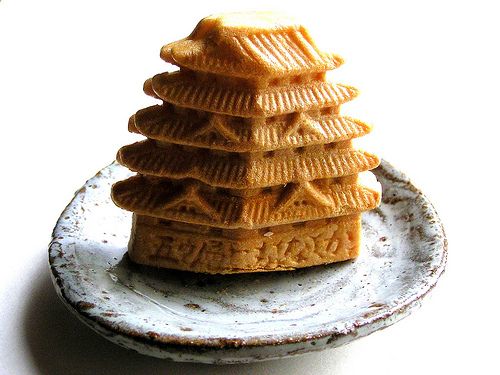 昭和の大改修記念の姫路城を形どった姫路限定もなか。5個入り864円（税込）