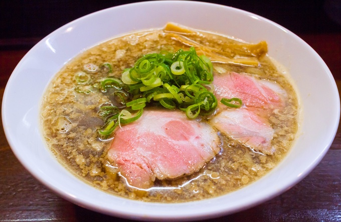 こちらでは背脂×煮干しスープ×太麺という、新潟のご当地ラーメンの一つの燕三条系と呼ばれるスタイルのラーメンを提供しています。煮干しのエグみなど一切なく、風味豊かで上品な煮干しスープはいくらでも飲めてしまいそう。盛り付けもシンプルにして非常に美しく、細部までこだわったラーメンに隙はありません。ガッツリ食べたい方には、ボリュームたっぷりの”まぜそば”がオススメ。