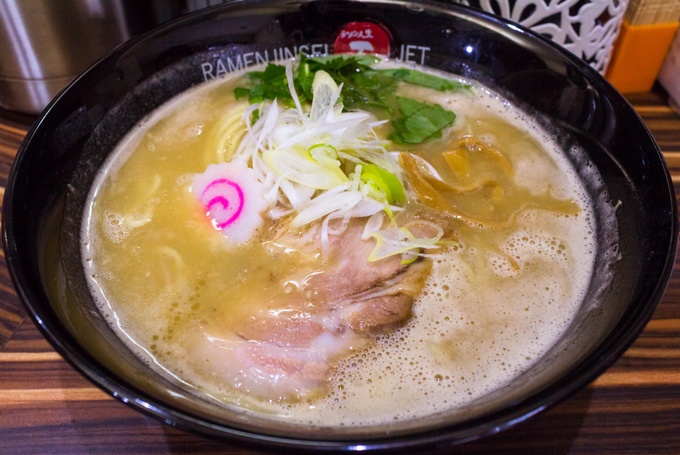 じっくり煮込んだ鶏スープが評判の有名店です。看板メニューの鶏煮込みそばは、まったり濃厚でクリーミーな口当たり。それでいて全くクドくなく、品の良さも持ち合わせた仕上がりになっています。これ以外にも多彩なメニューや限定麺の開発に東京のイベントへの出店など、様々な観点から大阪はもとより全国のラーメン界を盛り上げようという気合が伺えます。同じ大阪市内に「JET600」という2号店もあり、評判もかなり良いのでそちらと食べ比べてみるのもいいでしょう。