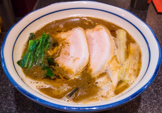 大阪市内のラーメン激戦区、福島エリアにおいてトップクラスの人気を誇るのがこのお店。煮干しを丸1日アルカリイオン水につけて丁寧に抽出したというスープは、嫌な苦味など一切なく旨味に溢れた絶品です。それでいて優しすぎず、しっかりラーメンのスープとして成立する力強さも持ち合わせているところが素晴らしい。他にも食べやすいものから個性的なものまでメニューを幅広く取り揃えており、特に2種類の麺から選べるつけ麺はオススメです。