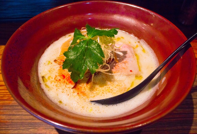 上のカドヤ食堂と並ぶ、大阪ラーメン界の大御所的存在です。もともと堺であっさり塩ラーメンのお店としてスタートしましたが、ここ難波の店舗ではそれに加えて、濃厚な鶏のスープのラーメンも提供し始めました。シチューやポタージュのようにとろみがあって濃厚な味わいですが、重くなく食べられる見た目もお洒落な絶品ラーメンに仕上がっています。近年は多数のラーメンイベントや海外に進出したりと勢いが凄まじく、ラーメン日本代表としてこれから更にどういう展開を見せてくれるのか個人的に楽しみなお店ですね。