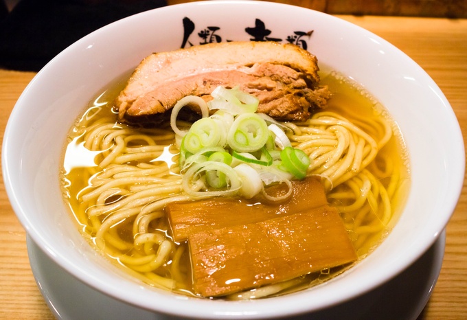 大阪らしくユーモラスで奇抜な店名に驚きますが、味は本物。鶏ガラに加えてアサリなどの貝類を使用しているというここのスープは、ほんのり甘い独特の味わい。そしてあっさりスープには珍しい太麺が抜群によく合い、どこの店にもない強い個性と高い完成度を兼ね備えた一杯に仕上がっています。注文時にチャーシューの大きさや、メンマの太さを選べるのも面白い。系列店の「くそオヤジ最後のひとふり」「世界一暇なラーメン屋」も大人気で、今の大阪で最も勢いのあるお店と言っても過言ではないでしょう。