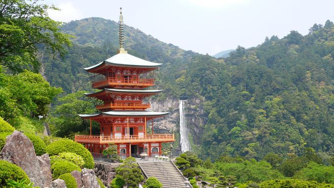 熊野本宮大社、熊野速玉大社と並んで熊野三山の一つで、那智の滝が有名。関西の滝の中でもパワースポットとして有名で、大きなパワーがもらえるおすすめスポットです。
